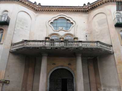 Presenta una facciata simmetrica tripartita da due volumetrie laterali che, sporgendo pi� in avanti, chiudono al centro l�ingresso principale. Quest�ultimo � poi sormontato da una loggia balaustrata sorretta da due massicce colonne doriche